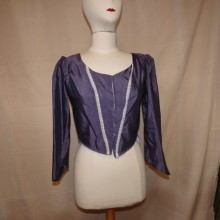 veste violette et dentelle