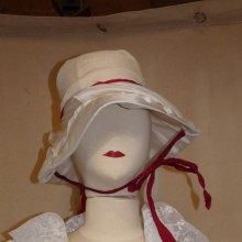 chapeau blanc ruban rouge